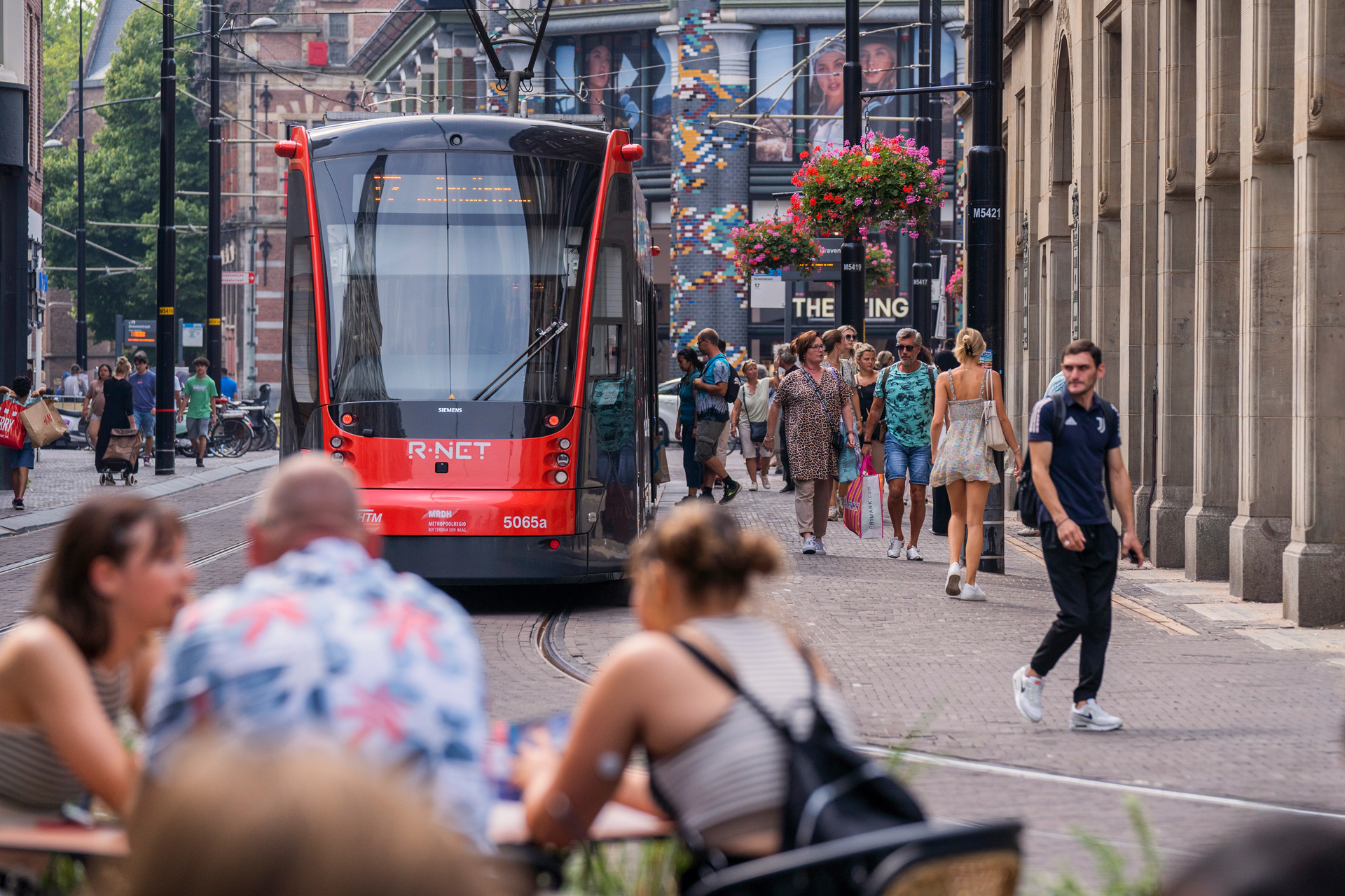 tram en terras in Den Haag