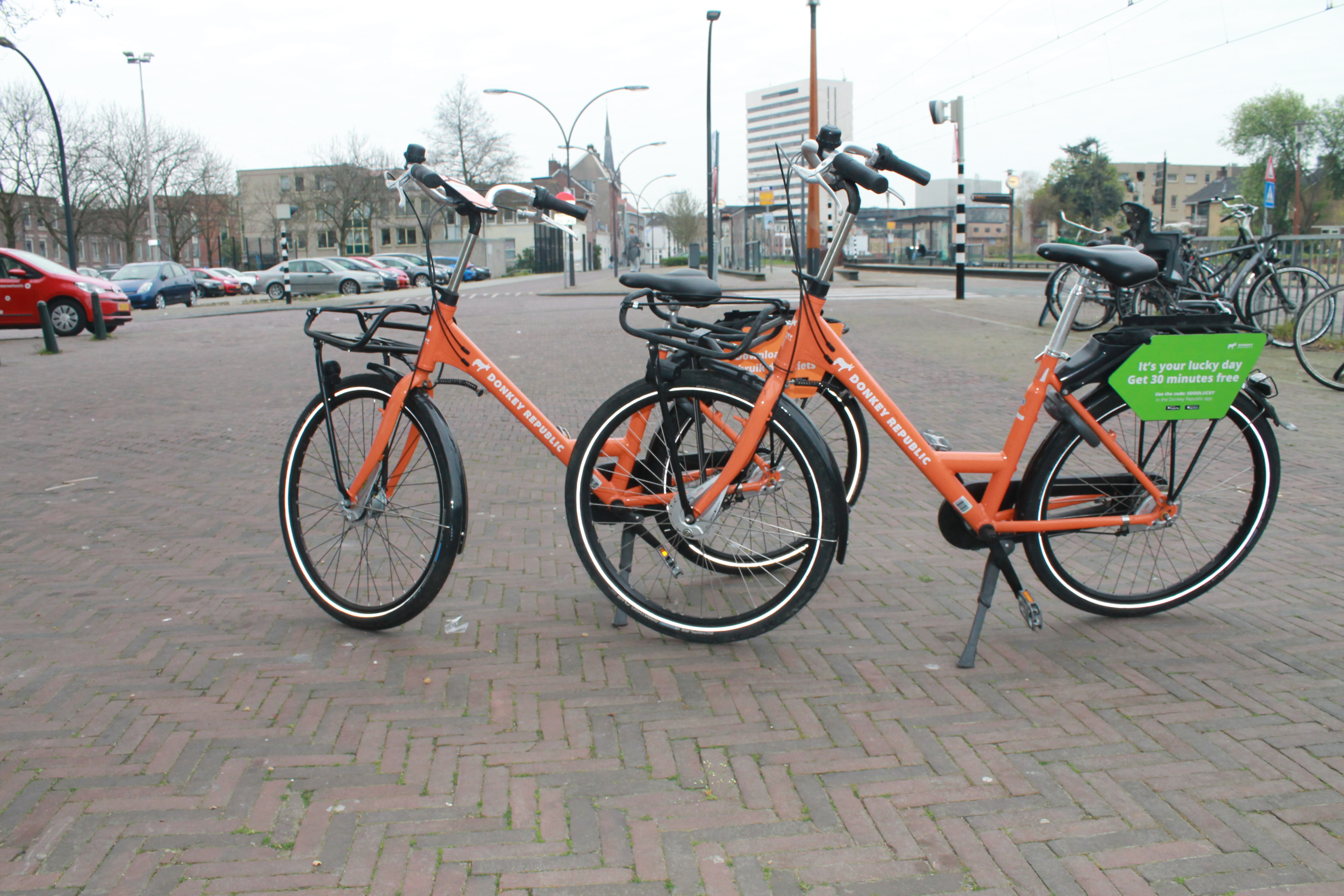Oranje deelfietsen staan klaar in Schiedam