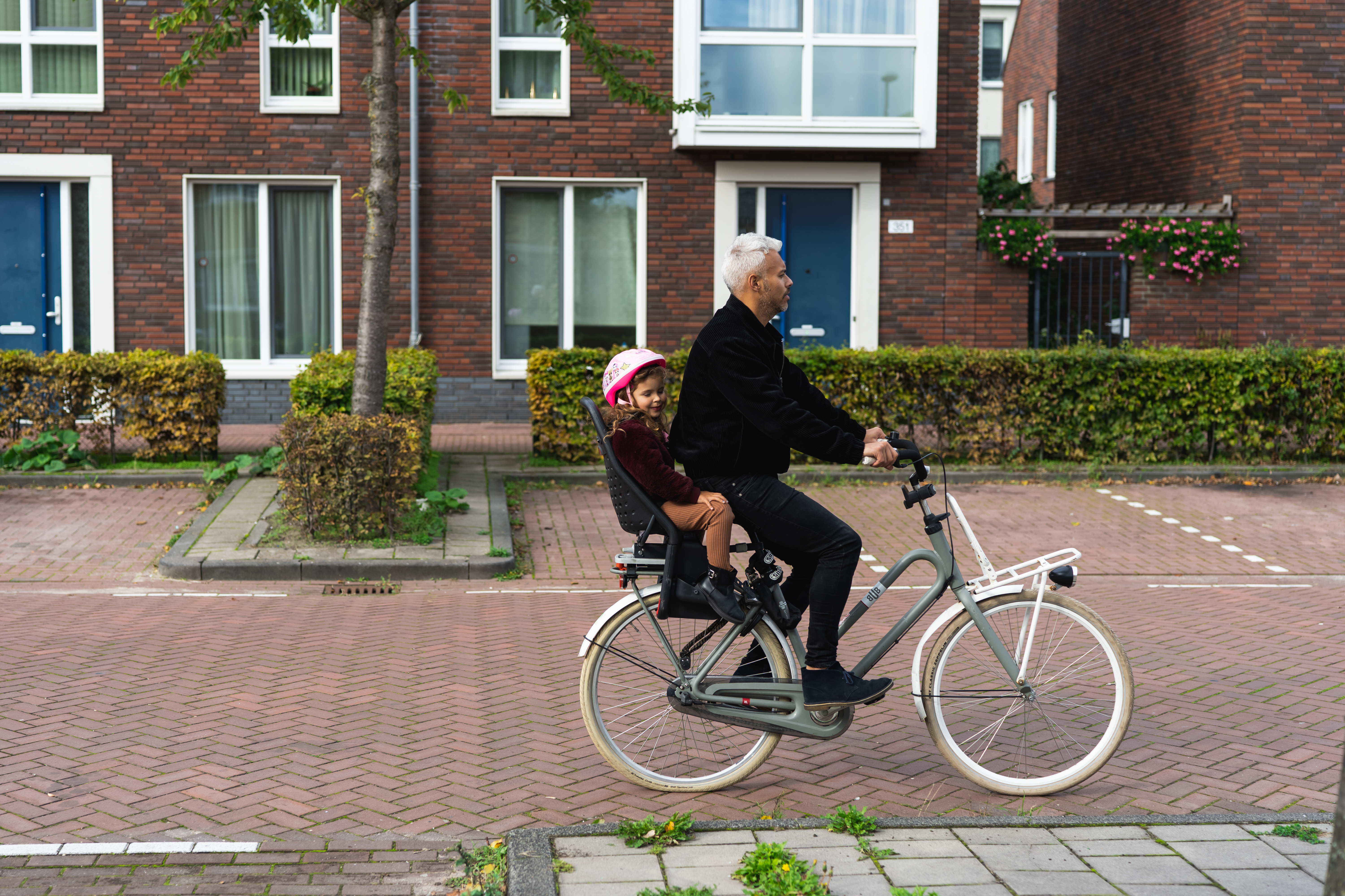 Kind veilig achterop fiets