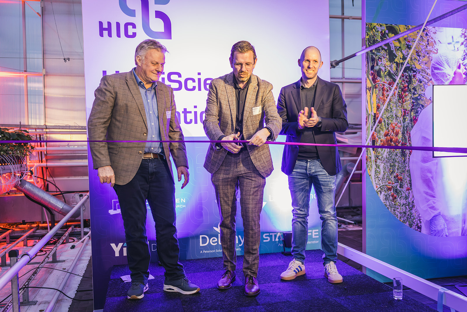 drie mensen knippen lint door bij opening Venture Studio