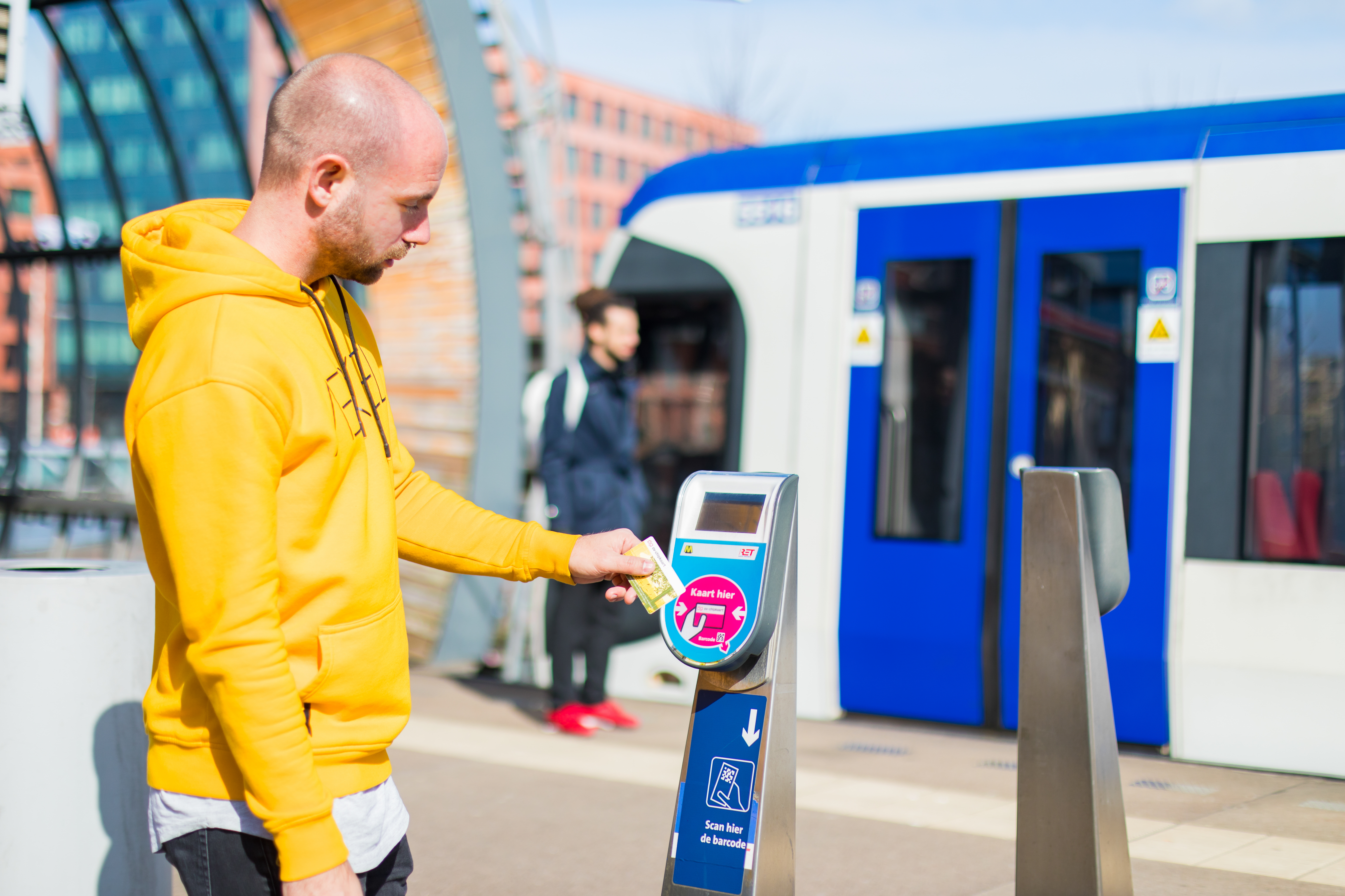 Reiziger checkt in bij RET metro met chipkaart