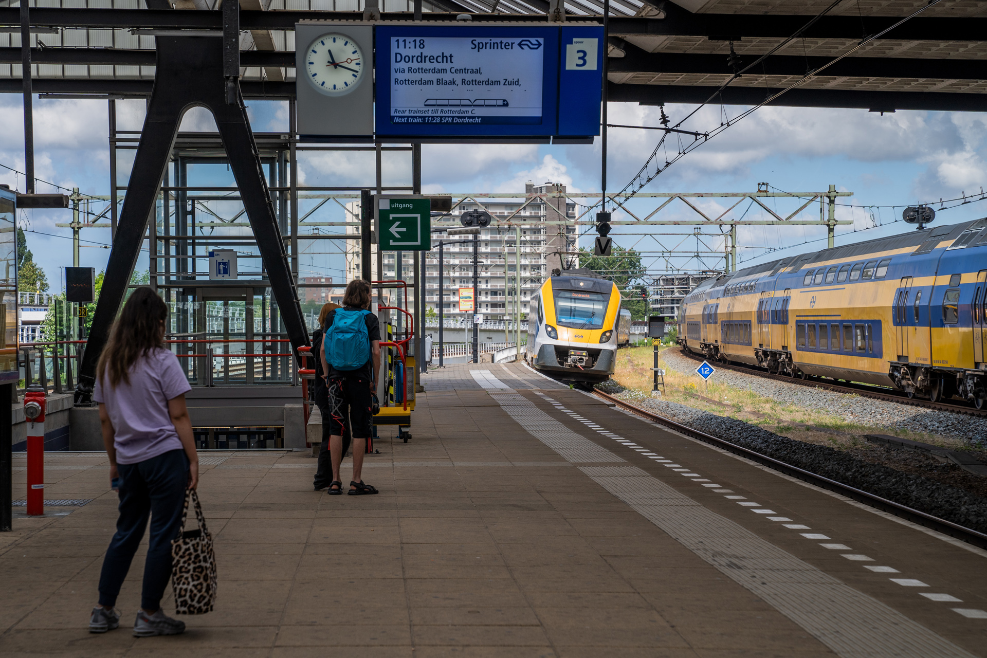 Een trein rijdt binnen op Station Schiedam