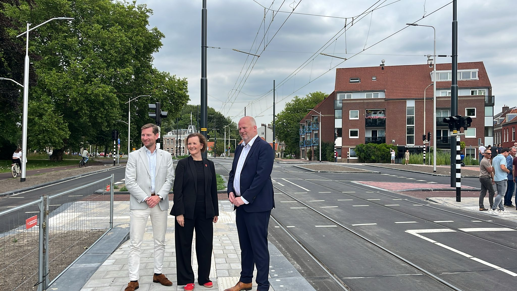 Jeffrey Keus ( regiobestuurder MRDH), Martina Huijsmans (wethouder Delft) en Erik Beenen (directeur Reizigers HTM)