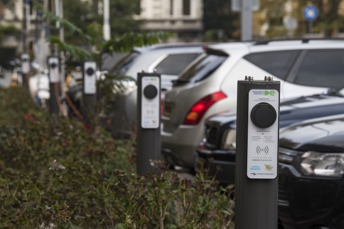 Geparkeerde auto's bij een parkeerplaats met laadpalen voor elektrische auto's