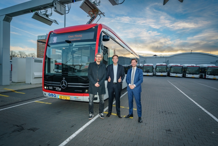V.l.n.r. op de foto: wethouder Mobiliteit Den Haag Arjen Kapteijns, algemeen directeur HTM Jaap Bierman en regiobestuurder MRDH Jeffrey Keus voor een elektrische bus - door HTM | Hilko Visser
