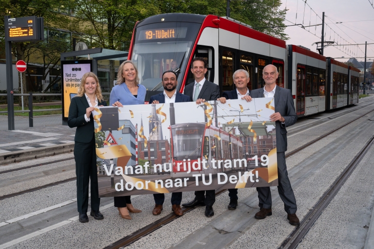 Blije gezichten bij de aankomst van de eerste tram19 op de TU Delft Campus. vlnr Anna Sysling  (voorzitter Studentenraad TU Delft), Thea de Vries (algemeen directeur HTM),  Adeel Mahmood (wethouder Mobiliteit Den Haag en bestuurslid Metropoolregio Rotterdam Den Haag (MRDH)), Frank van Vliet (wethouder gemeente Delft), en Ronald Kuil (voorzitter Ondernemingsraad TU Delft).