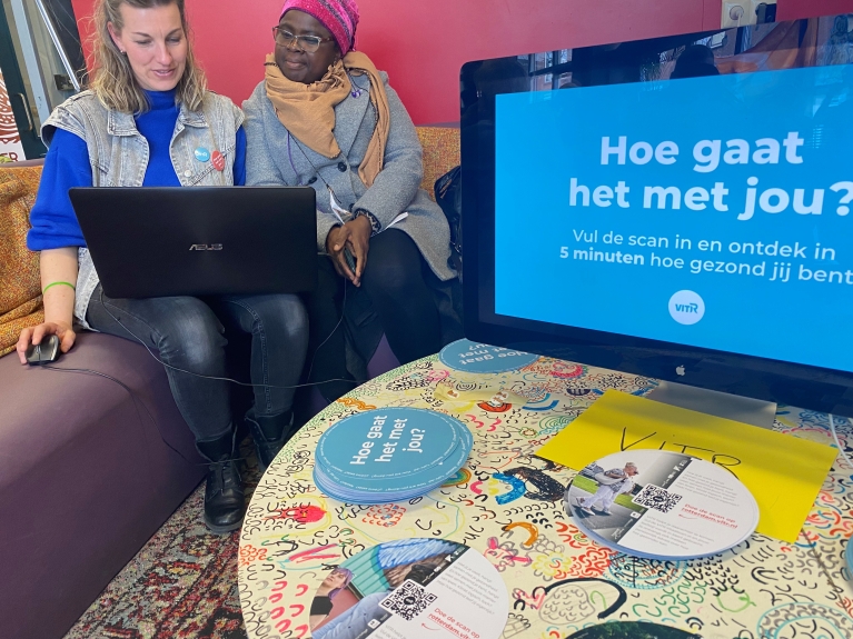 Mensen vullen de VITR gezondheidsscan in