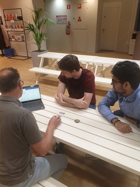 Van links naar rechts: Richard Clark (CTO Montreal Solutions) en Hogeschool Rotterdam-studenten Mick Vermeulen en Rinish Ramman. (Foto: Montreal Solutions)