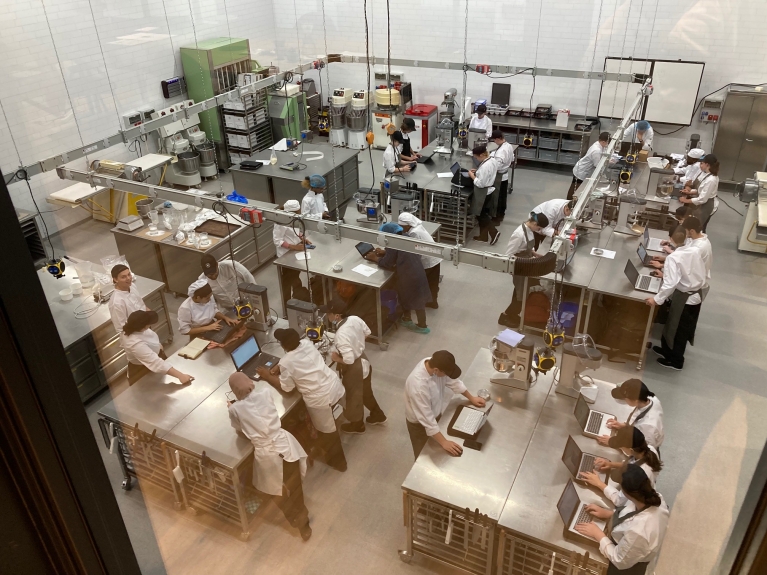Een grote ruimte waar studenten van de FIA werken aan food innovatie