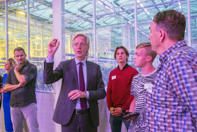 Minister Dijkgraaf in kas in gesprek met studenten