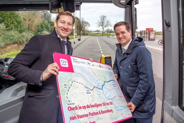 Regiobestuurder MRDH Jeffrey Keus checkt samen met Paul Dullaard, dorpsraad Rozenburg in op de nieuwe buslijn van EBS.
