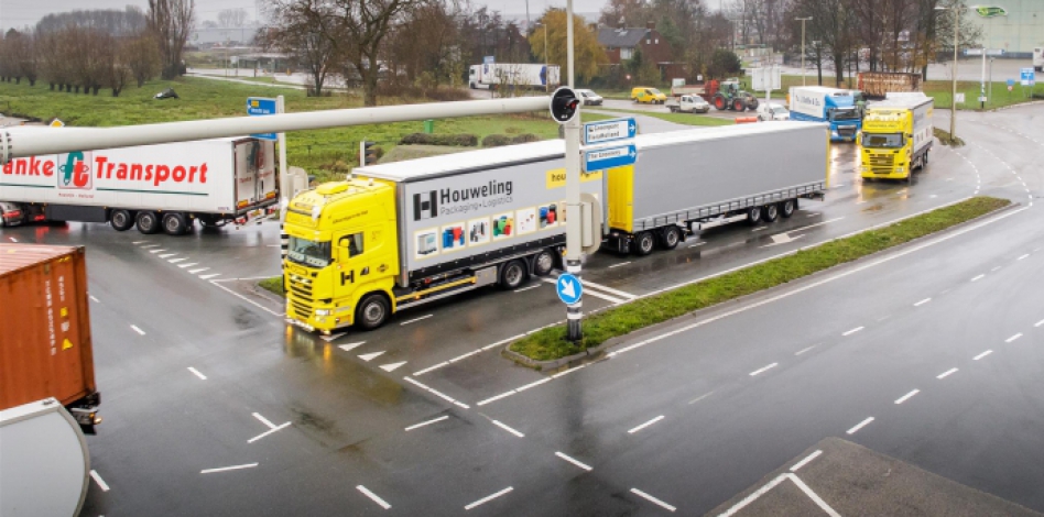 Vrachtwagens krijgen tegelijk groen licht voor de pilot Connected Transport