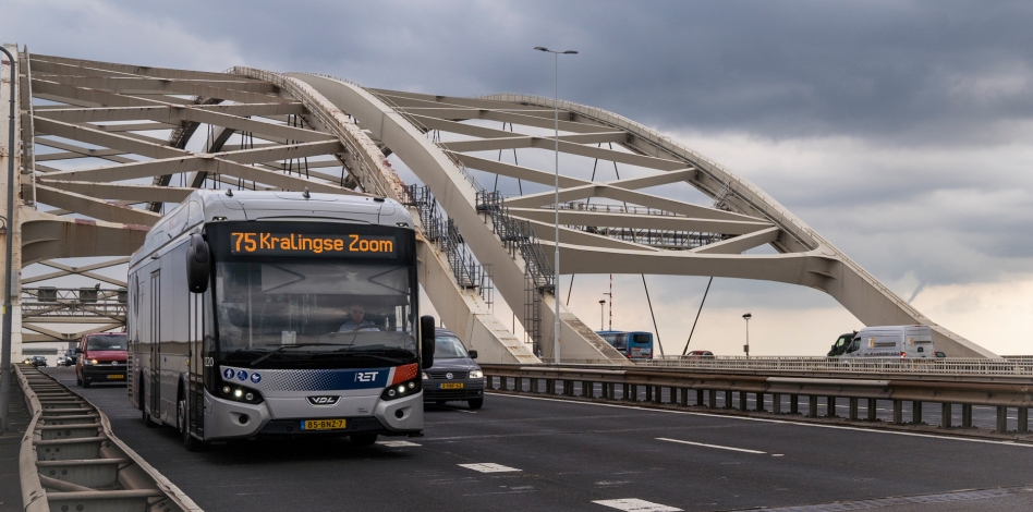 Verkeer rijdt over de Van Brienenoordbrug, waaronder ook een lijnbus