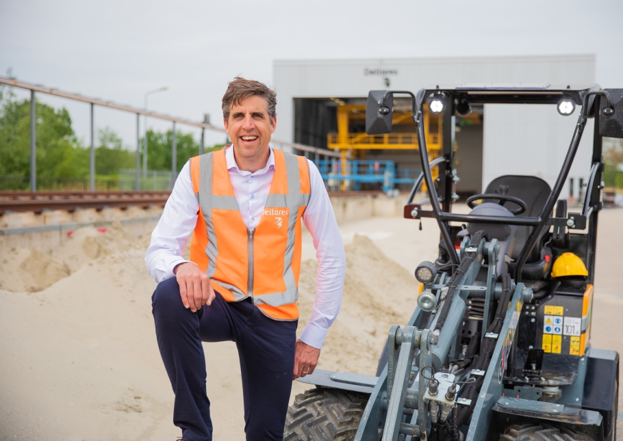 Man naast shovel op industrieterrein