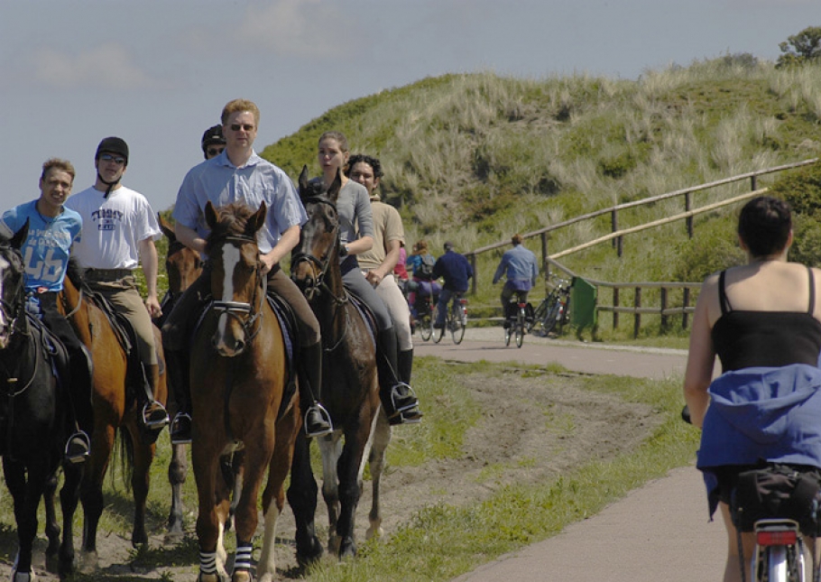 Fietsers en ruiters in het duingebied van Wassenaar