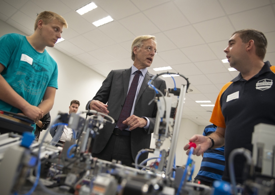 minister dijkgraaf in gesprek met studenten in mechatronica lokaal