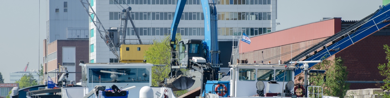 twee vrachtschepen in water naast Spaanse Polder