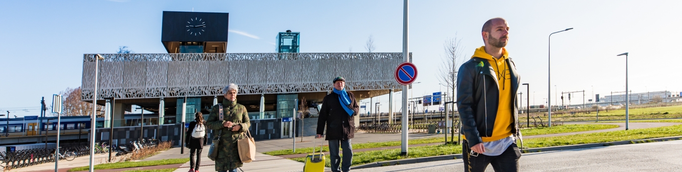 Station Lansingerland-Zoetermeer met reizigers en omgeving