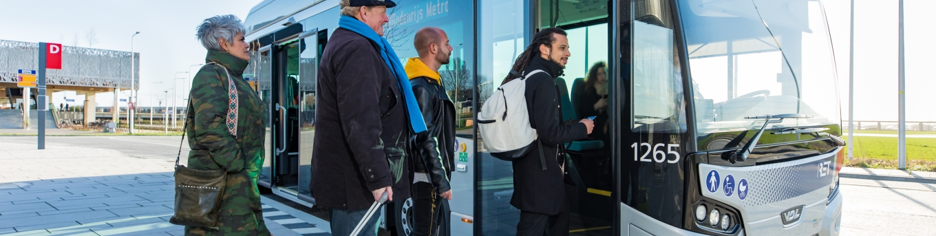 Mensen stappen in de bus