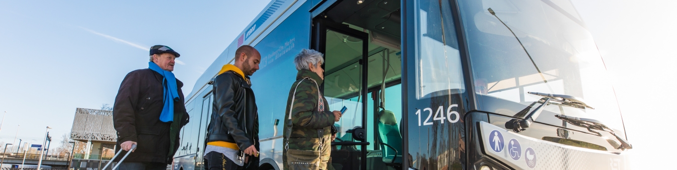 passagier stappen in de bus
