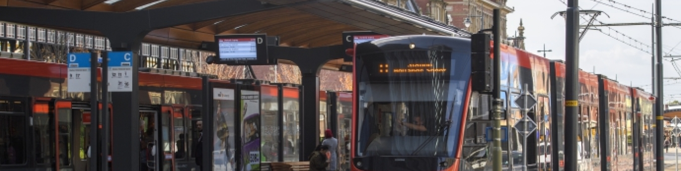 HTM tram stopt bij halte Hollands Spoort