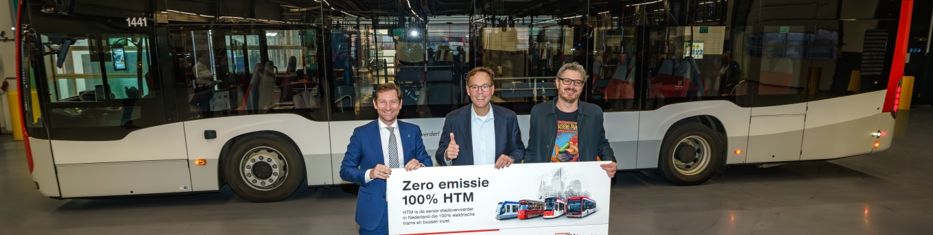 Foto gemaakt door HTM | Hilko Visser -  V.l.n.r.: regiobestuurder MRDH Jeffrey Keus, algemeen directeur HTM Jaap Bierman en wethouder Mobiliteit Den Haag Arjen Kapteijns voor een elektrische bus
