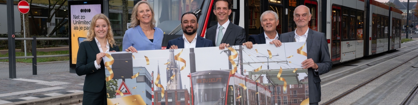 Blije gezichten bij de aankomst van de eerste tram19 op de TU Delft Campus. vlnr Anna Sysling  (voorzitter Studentenraad TU Delft), Thea de Vries (algemeen directeur HTM),  Adeel Mahmood (wethouder Mobiliteit Den Haag en bestuurslid Metropoolregio Rotterdam Den Haag (MRDH)), Frank van Vliet (wethouder gemeente Delft), en Ronald Kuil (voorzitter Ondernemingsraad TU Delft).