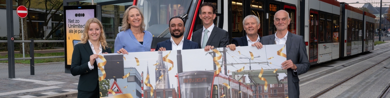 Blije gezichten bij de aankomst van de eerste tram19 op de TU Delft Campus. vlnr Anna Sysling  (voorzitter Studentenraad TU Delft), Thea de Vries (algemeen directeur HTM),  Adeel Mahmood (wethouder Mobiliteit Den Haag en bestuurslid Metropoolregio Rotterdam Den Haag (MRDH)), Frank van Vliet (wethouder gemeente Delft), en Ronald Kuil (voorzitter Ondernemingsraad TU Delft).