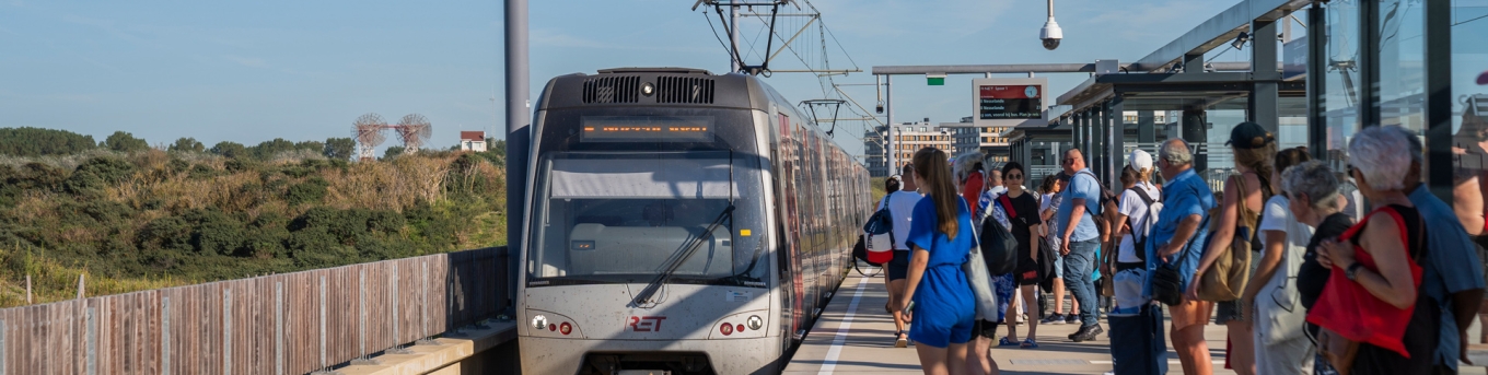 RET metro - halte met reizigers op zomerse dag