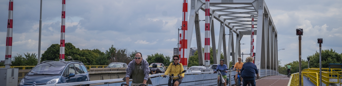 Fietsers en auto's rijden over de Algerabrug