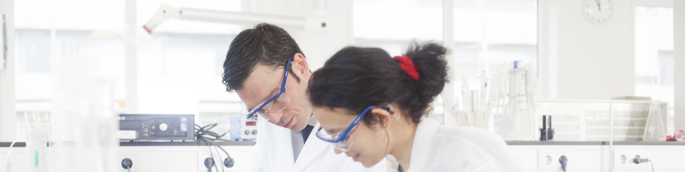 twee studenten in een lab aan het werk