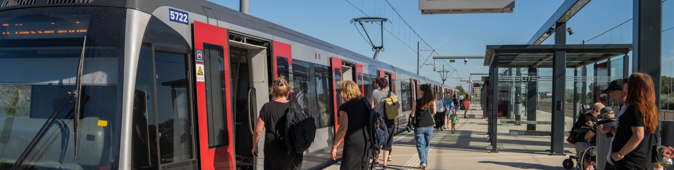 Reizigers op een metroperron