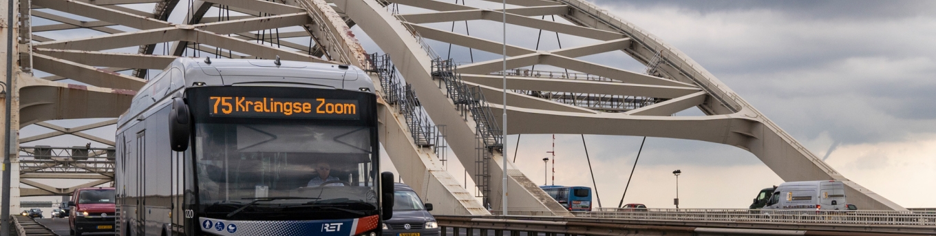 Verkeer rijdt over de Van Brienenoordbrug, waaronder ook een lijnbus