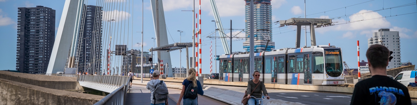 Tram over Erasmusbrug