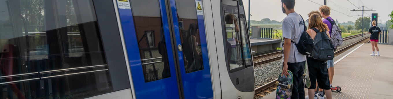 Jonge reizigers op halte bij de metro