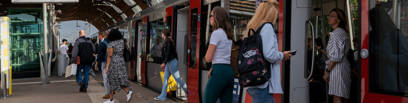 Metro E met reizigers op halte Leidschenveen