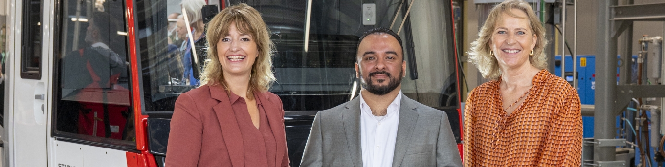 Directeur MRDH, wethouder Den Haag en directeur HTM staan voor de nieuwe Tina tram