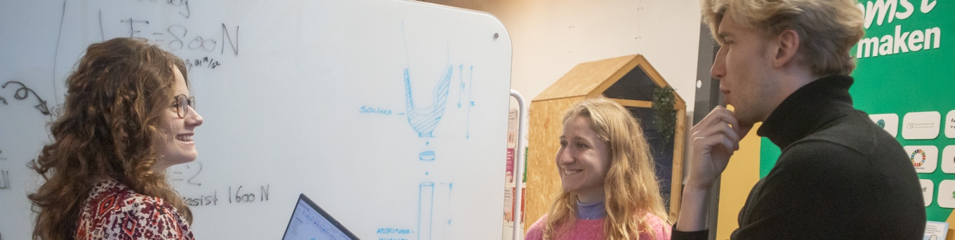 studenten voor bord met schets van prothese
