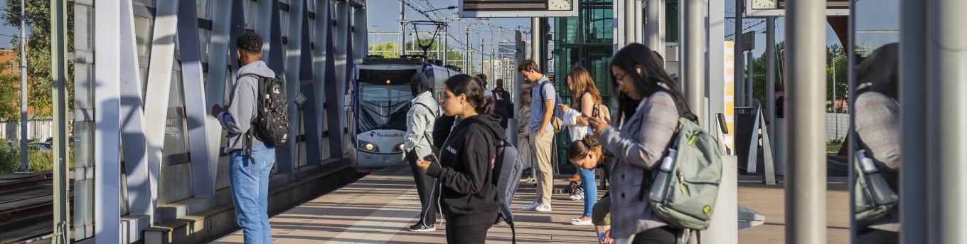 Jongeren wachtend op tram