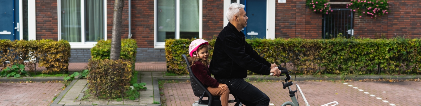 Kind veilig achterop fiets