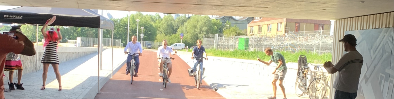 Fietsen door de fietstunnel onder de Trekvlietbrug in Den Haag