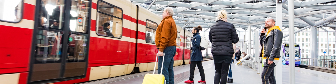 Foto van mensen wachtend op de tram bij station