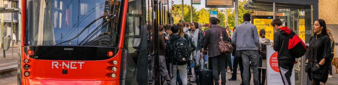 Reizigers bij tramhalte R-net