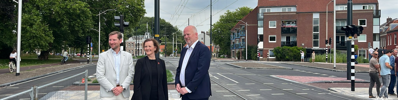 Jeffrey Keus ( regiobestuurder MRDH), Martina Huijsmans (wethouder Delft) en Erik Beenen (directeur Reizigers HTM)