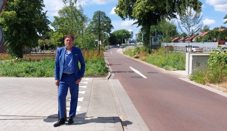 Wethouder John Janson staat bij de fietsstraat in Krimpen a/d IJssel