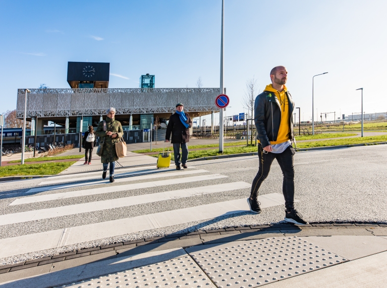 Station Lansingerland-Zoetermeer met reizigers en omgeving
