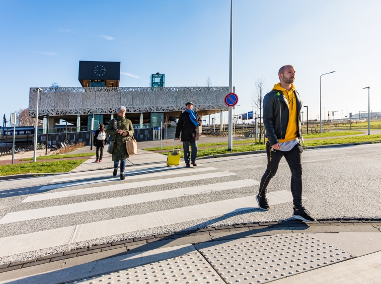 Station Lansingerland-Zoetermeer met reizigers en omgeving