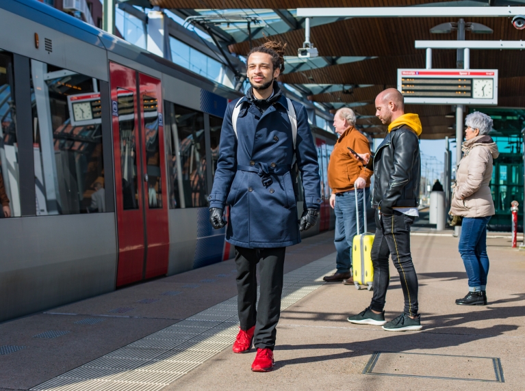Foto van mensen wachtend op de tram