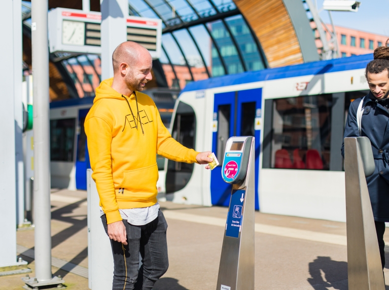 Twee mannen bij metrohalte checken in