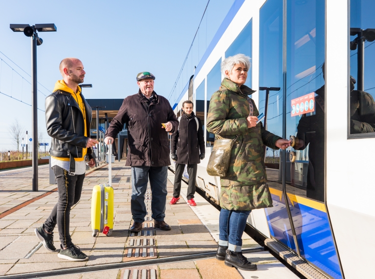 passagiers stappen in metro